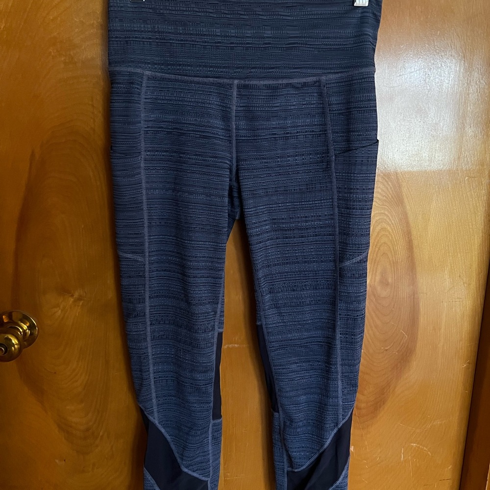EUC Athleta Textured Leggings w/pockets